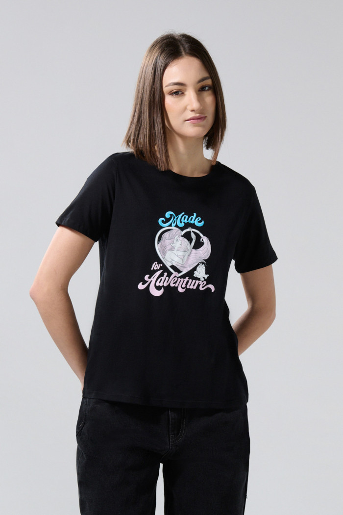 Camiseta negra cuello redondo con arte de La Sirenita
