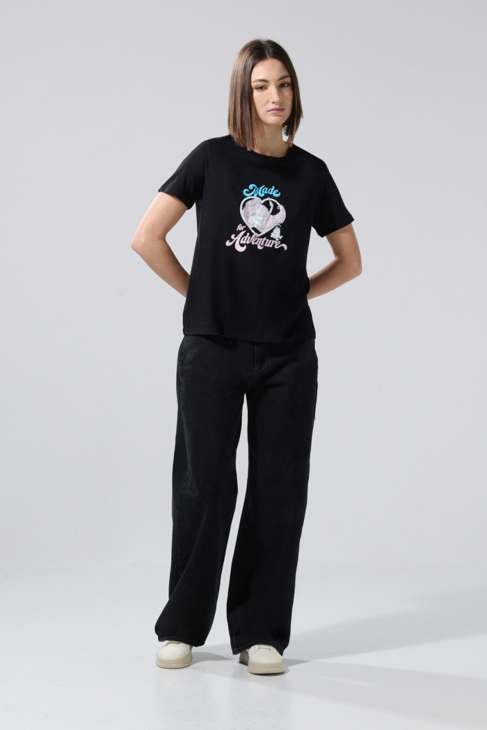 Camiseta negra cuello redondo con arte de La Sirenita