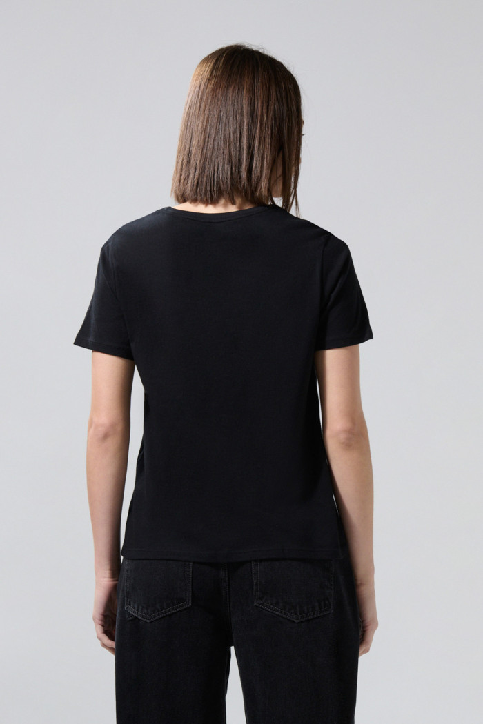 Camiseta negra cuello redondo con arte de La Sirenita