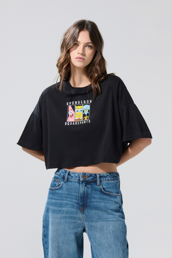Camiseta oversize crop top negra con arte de Bob Esponja