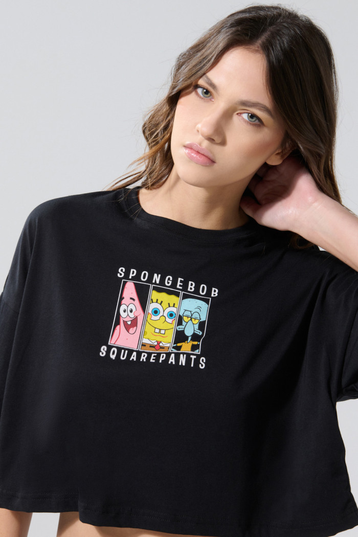 Camiseta oversize crop top negra con arte de Bob Esponja