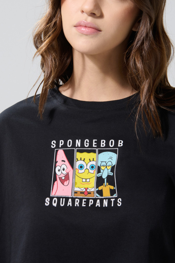 Camiseta oversize crop top negra con arte de Bob Esponja