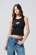 Camiseta manga sisa negra acanalada con diseño de Kuromi