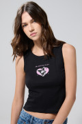 Camiseta manga sisa negra acanalada con diseño de Kuromi