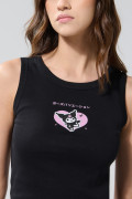 Camiseta manga sisa negra acanalada con diseño de Kuromi