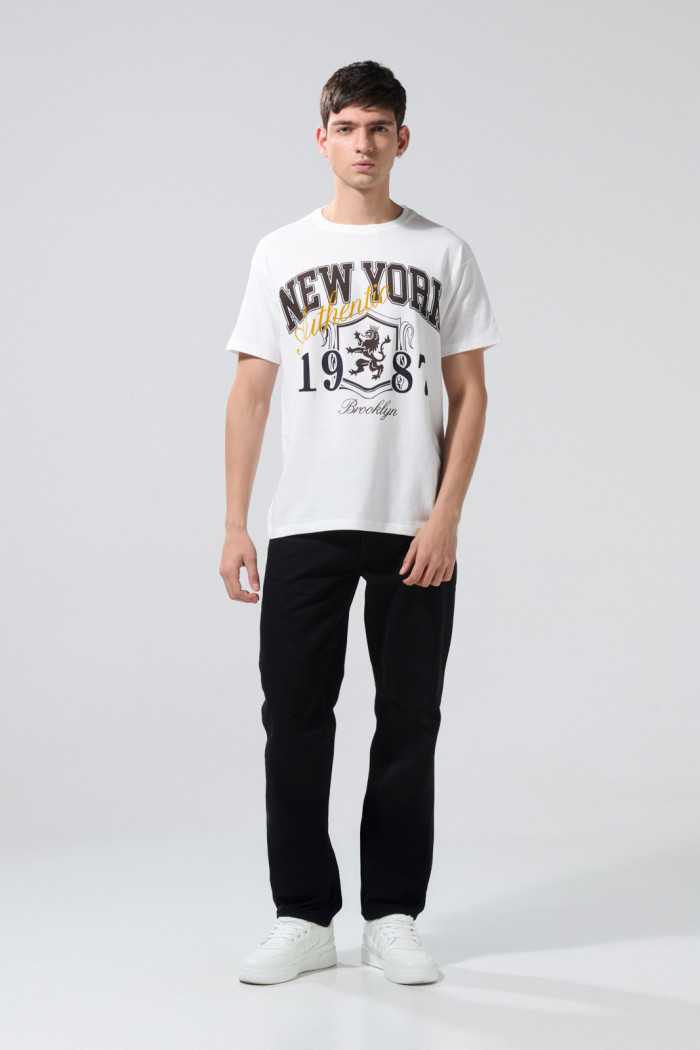 Camiseta crema hombro rodado college con manga corta