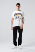 Camiseta crema hombro rodado college con manga corta