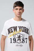 Camiseta crema hombro rodado college con manga corta