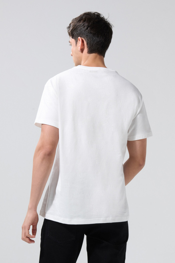 Camiseta crema hombro rodado college con manga corta
