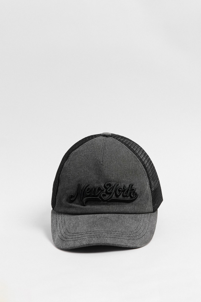 Cachucha trucker negra con arte college en 3D
