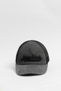 Cachucha trucker negra con arte college en 3D
