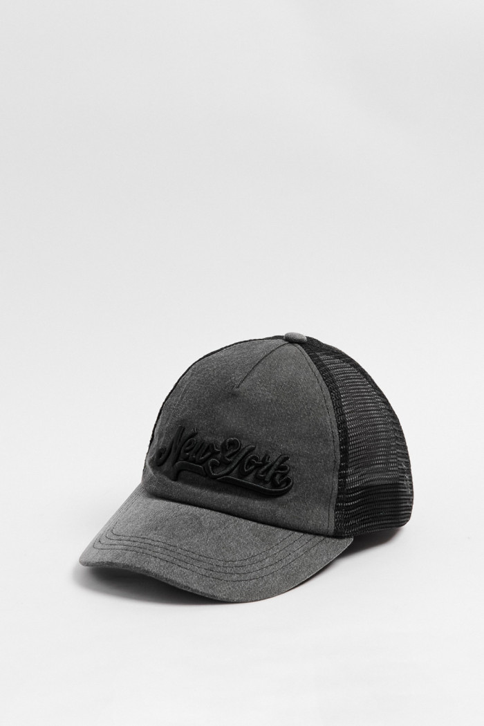 Cachucha trucker negra con arte college en 3D
