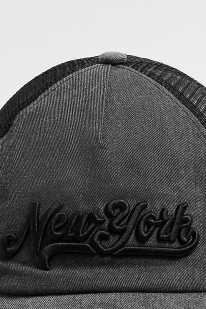 Cachucha trucker negra con arte college en 3D
