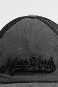 Cachucha trucker negra con arte college en 3D
