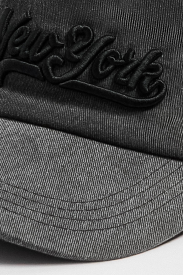 Cachucha trucker negra con arte college en 3D
