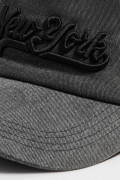 Cachucha trucker negra con arte college en 3D

