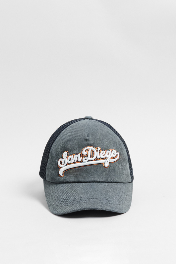 Cachucha negra trucker con arte college en 3D
