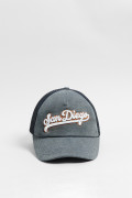 Cachucha negra trucker con arte college en 3D
