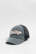 Cachucha negra trucker con arte college en 3D
