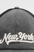 Cachucha trucker college negra con efecto de desgaste