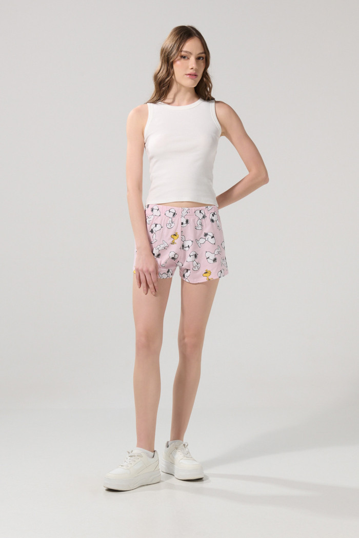 Short tiro medio rosado con estampados de Snoopy