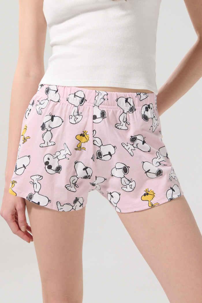 Short tiro medio rosado con estampados de Snoopy