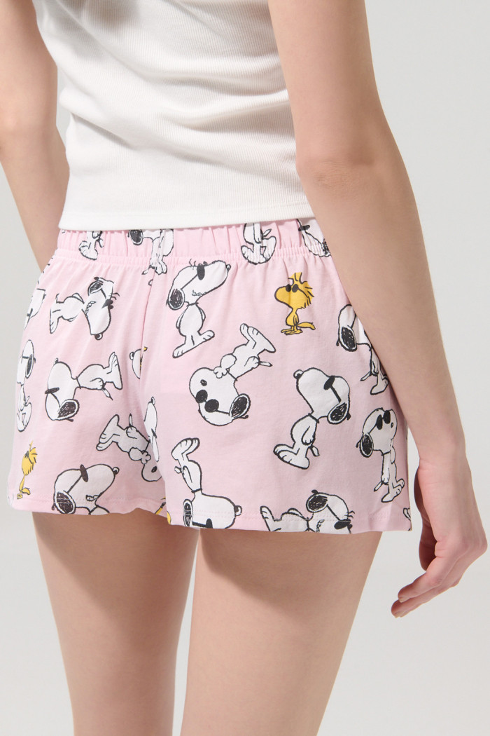 Short tiro medio rosado con estampados de Snoopy