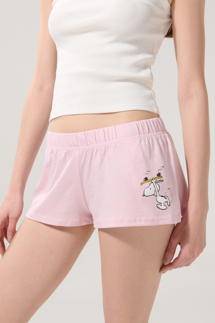 Short rosado claro con diseño de Snoopy y tiro medio