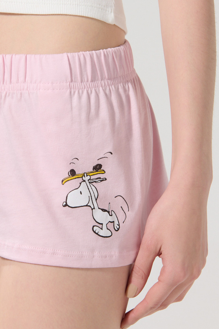 Short rosado claro con diseño de Snoopy y tiro medio