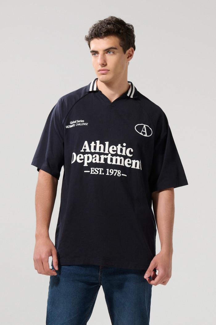 Camiseta cuello polo azul intensa oversize con arte college