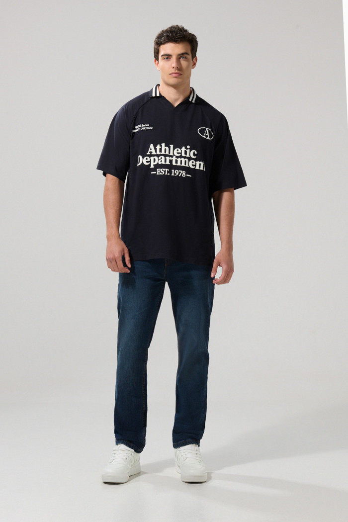 Camiseta cuello polo azul intensa oversize con arte college