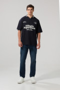 Camiseta cuello polo azul intensa oversize con arte college