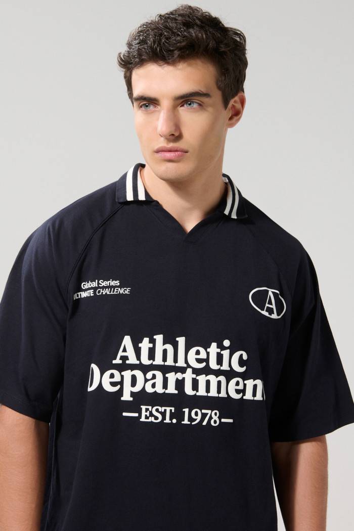 Camiseta cuello polo azul intensa oversize con arte college