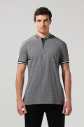 Camiseta polo negra cuello nerú con estampados de mini print