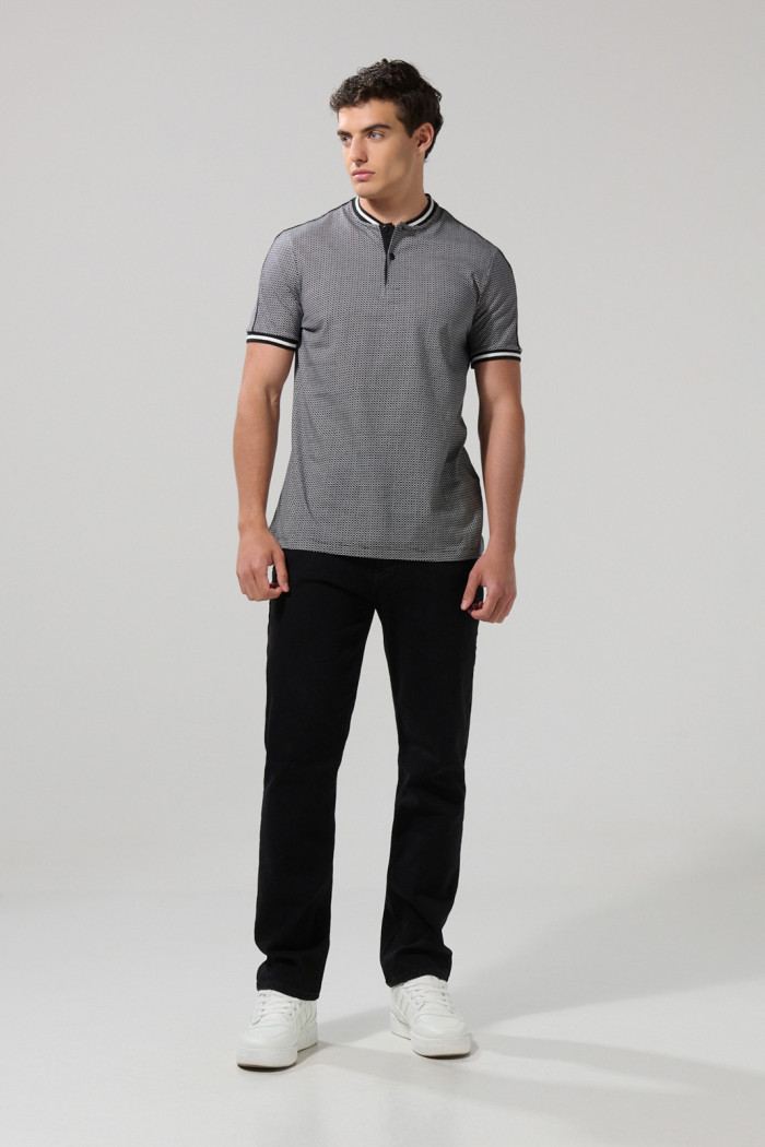 Camiseta polo negra cuello nerú con estampados de mini print