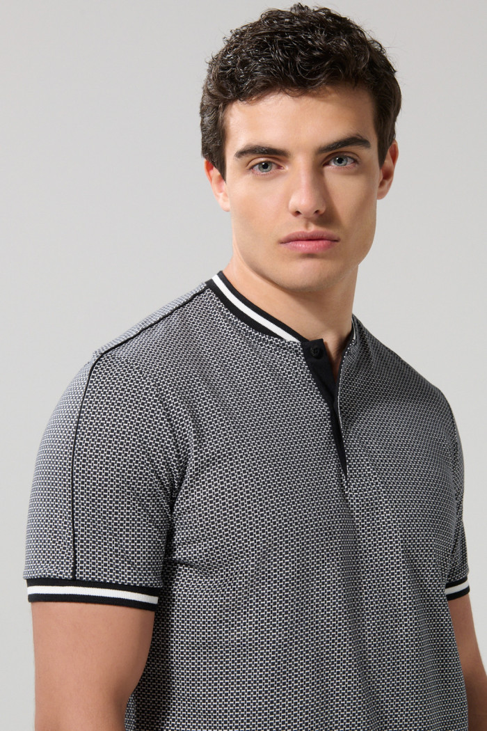 Camiseta polo negra cuello nerú con estampados de mini print