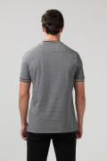 Camiseta polo negra cuello nerú con estampados de mini print