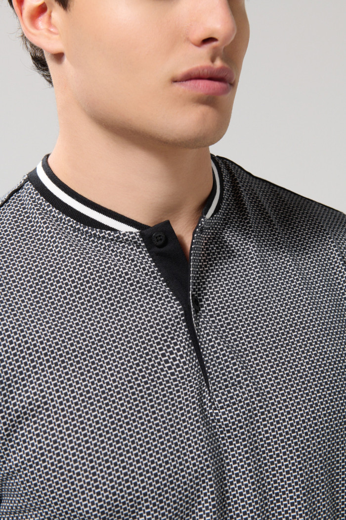 Camiseta polo negra cuello nerú con estampados de mini print