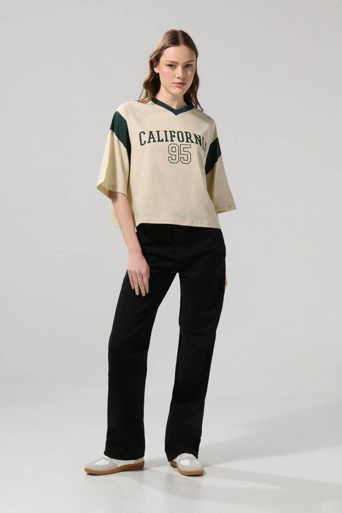 Camiseta kaki clara crop top college oversize con cuello V