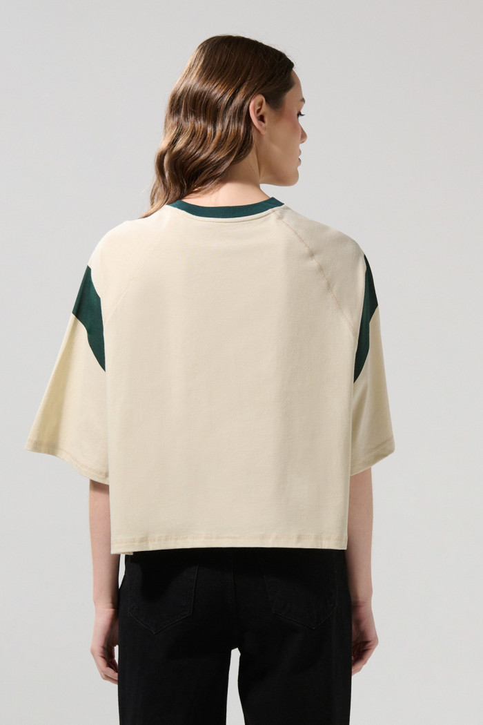 Camiseta kaki clara crop top college oversize con cuello V