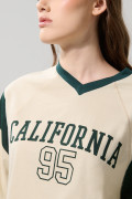 Camiseta kaki clara crop top college oversize con cuello V