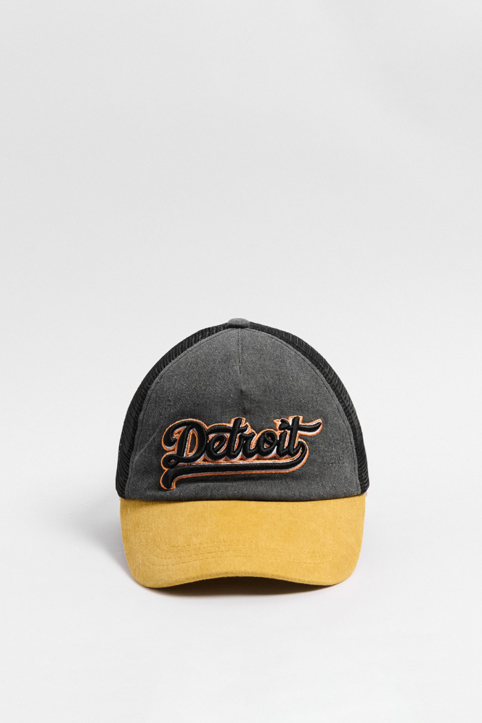 Cachucha negra trucker college con visera amarilla