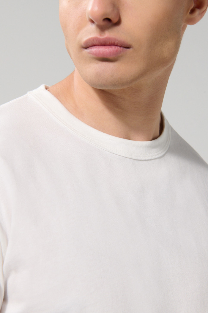Camiseta manga corta unicolor con hombro rodado en algodón