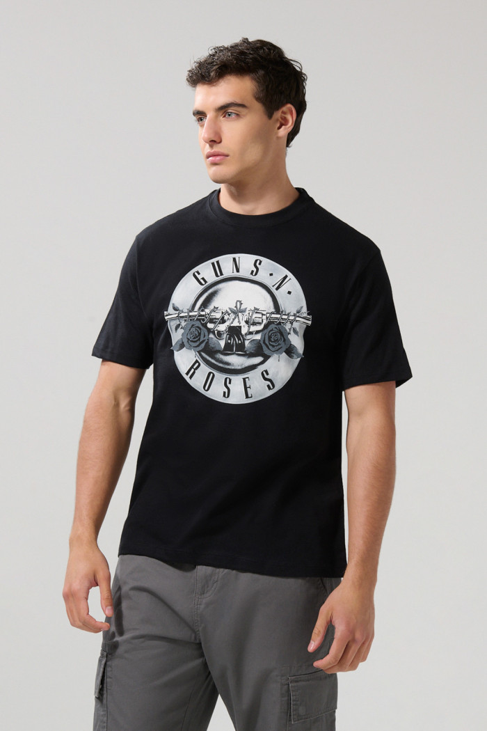 Camiseta negra manga corta con arte de Guns N’ Roses