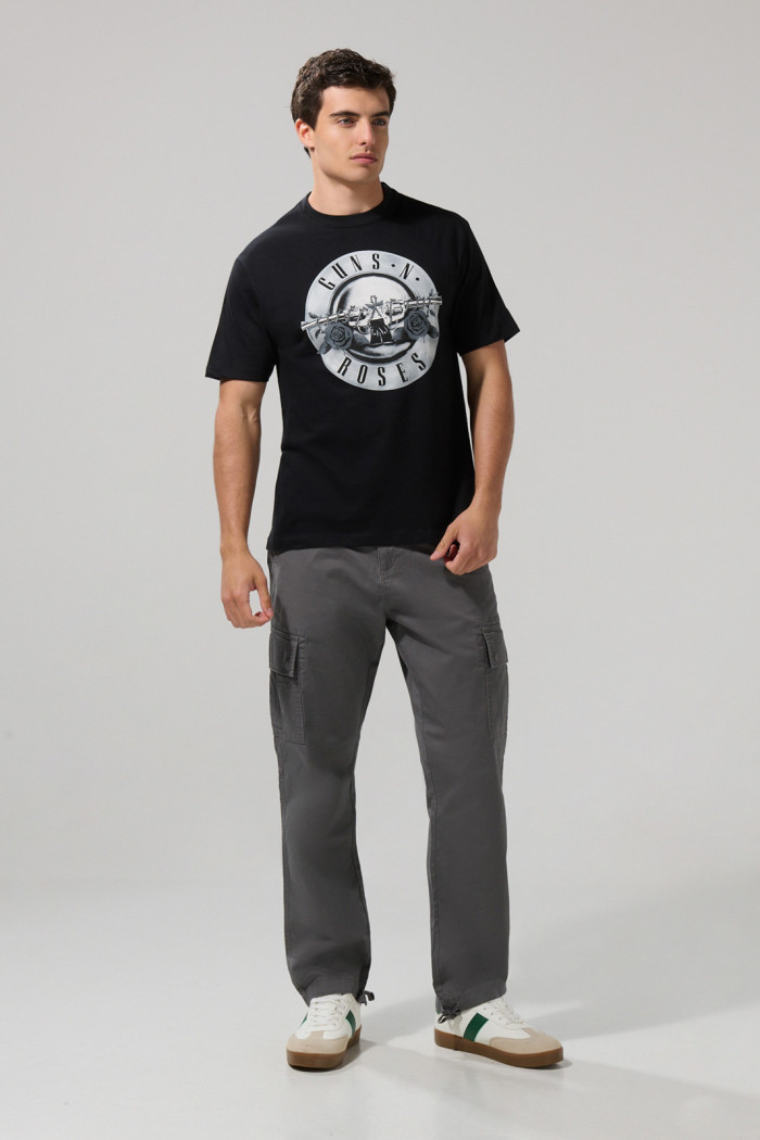 Camiseta negra manga corta con arte de Guns N’ Roses