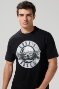 Camiseta negra manga corta con arte de Guns N’ Roses