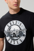 Camiseta negra manga corta con arte de Guns N’ Roses