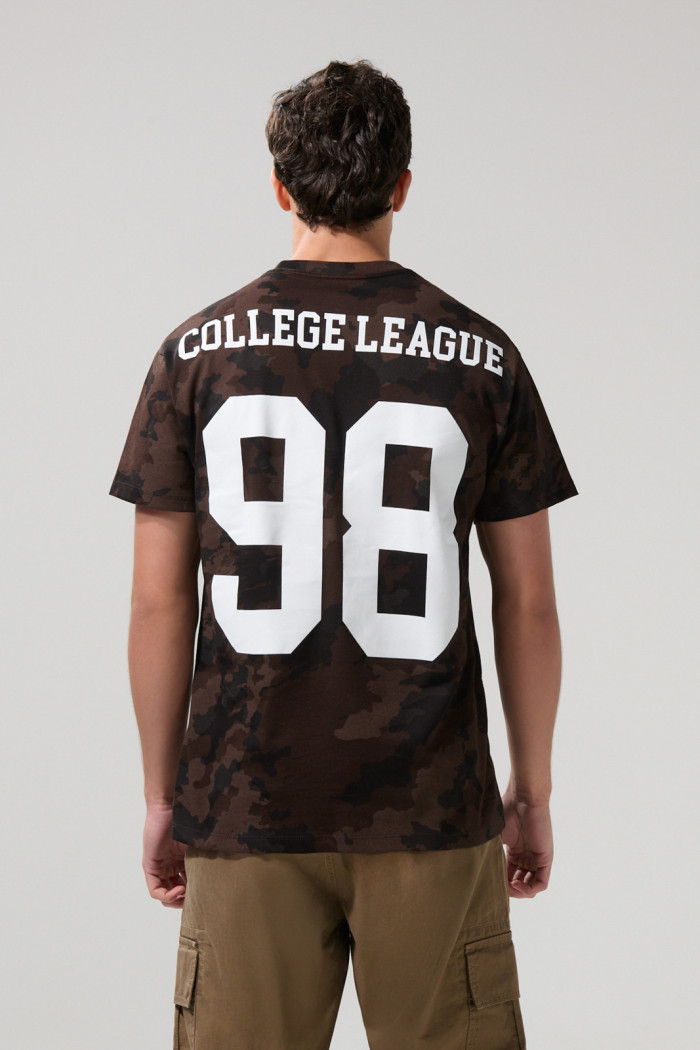 Camiseta café oscura college manga corta en algodón