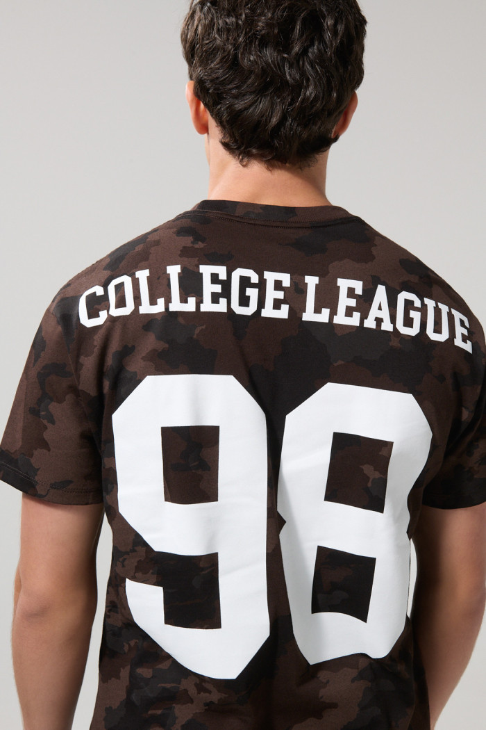 Camiseta café oscura college manga corta en algodón