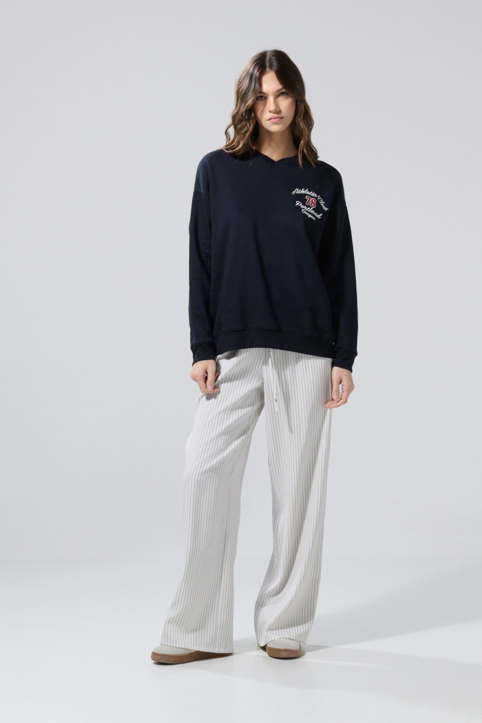 Buzo cuello V oversize azul con diseños college